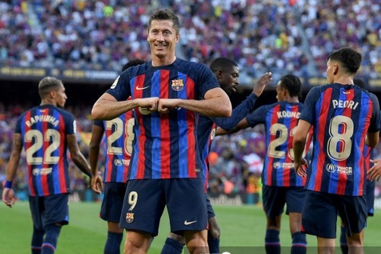 Striker Barcelona Robert Lewandowski berselebrasi usai membobol gawang Real Valladolid pada laga pekan ketiga Liga Spanyol 2022-2023 yang digelar di Stadion Camp Nou, Senin (29/8/2022) dini hari WIB. Terkini, laga Bayern vs Barcelona pada matchday kedua Grup C Liga Champions akan tersaji di Allianz Arena, Rabu (14/9/2022) dini hari WIB.