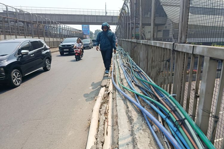 “Saya Takut Tersandung, Ini Membahayakan
