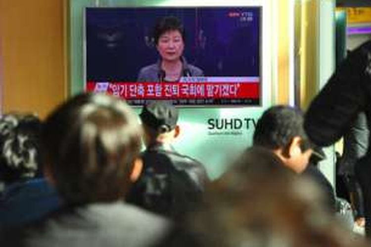 Warga menyaksikan pidato Presiden Korea Selatan Park Geun-Hye dalam siaran televisi, Selasa (29/11/2016).  