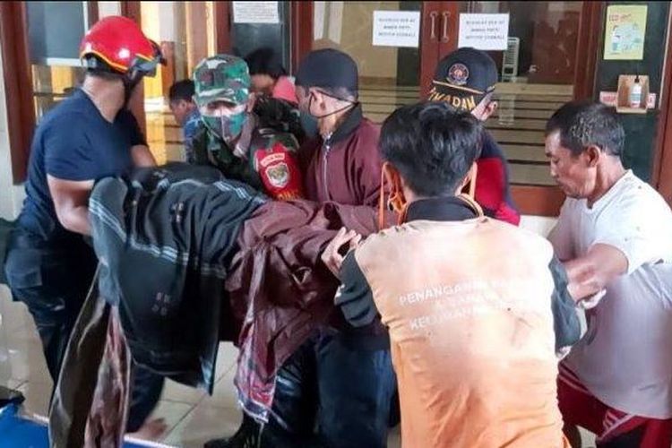 Petugas damkar mengevakuasi warga Pasar Minggu yang meninggal karena sakit di permukiman Jati Padang pada Sabtu (20/2/2021).