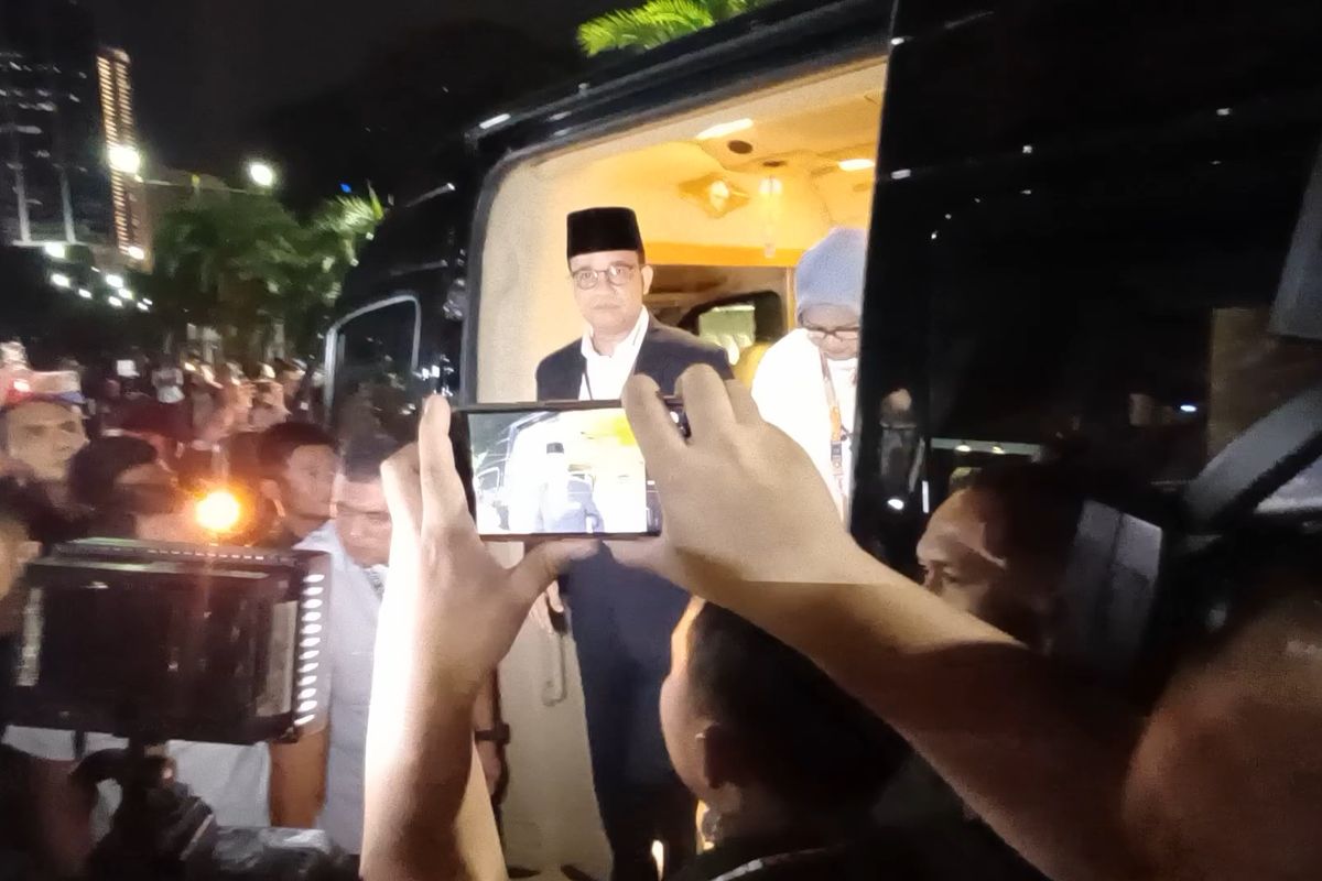Pasangan calon Presiden dan Wakil Presiden, Anies Baswedan - Muhaimin Iskandar alias Cak Imin tiba di gedung Komisi Pemilihan Umum (KPU) RI, Jalan Imam Bonjol, Menteng, Jakarta Pusat , Selasa (12/12/2023). 