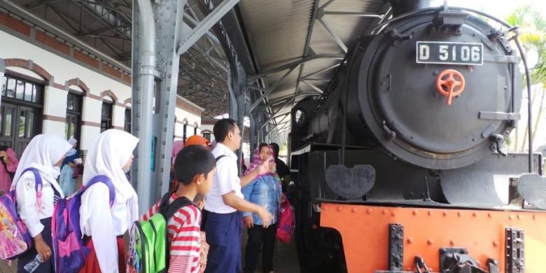 Dalam rangka HUT Kereta Api (KA) ke-70, Senin (28/9/215) siang, PT KAI Daop IV/ Semarang mengundang puluhan anak yatim, piatu, dan warga kurang mampu yang bertempat tinggal di sekitar museum untuk melihat dari museum kereta api yang konon terlengkap didunia ini. 