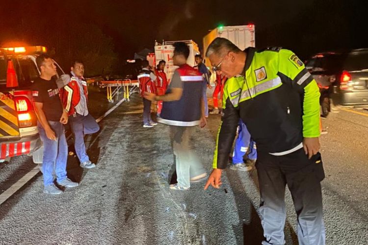 Polisi lalu lintas melalukan olah TKP kasus kecelakaan mobil Honda CRV dengan truk tronton di jalan tol Pekanbaru-Dumai, Riau, Minggu (21/4/2024) malam.