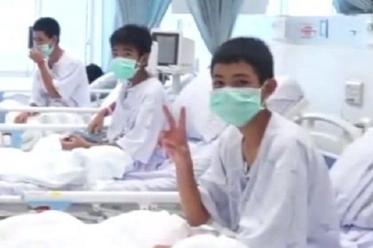 Inilah foto pertama anggota tim sepak bola remaja yang tengah dirawat di Rumah Sakit Chiang Rai Prachanukroh setelah mereka keluar dari Goa Tham Luang, Thailand.