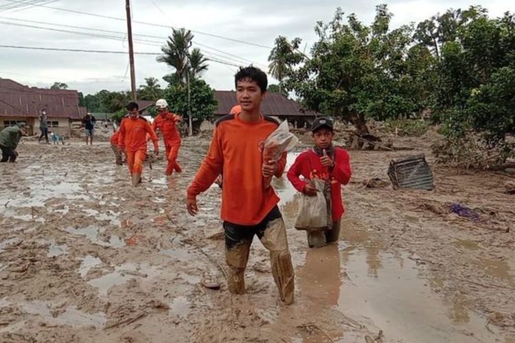 Hingga Kamis (16/07), Tim Reaksi Cepat Badan Nasional Penanggulangan Bencana (BNPB) di Luwu Utara melaporkan sebanyak 15 orang masih dalam pencarian, sedangkan korban meninggal berjumlah 30 orang.