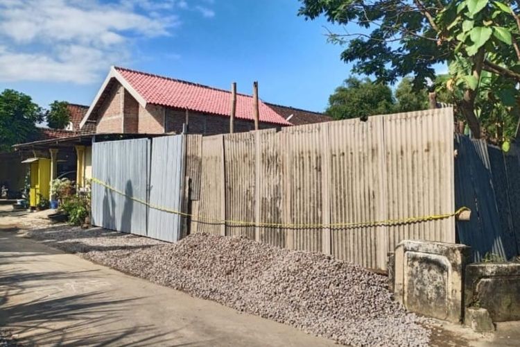 DIGARIS POLISI—Gudang penimbunan BBM bersubsidi sebanyak dua ribu liter di Desa Sukolilo, Kecamatan Jiwan, Kabupaten Madiun, Jawa Timur diberikan garis polisi setelah digerebek tim gabungan TNI dan Polri.