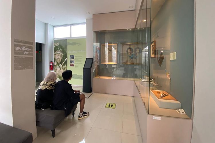 Pengunjung yang berfoto dan melihat koleksi di Museum Basoeki Abdullah, Jakarta Selatan. 