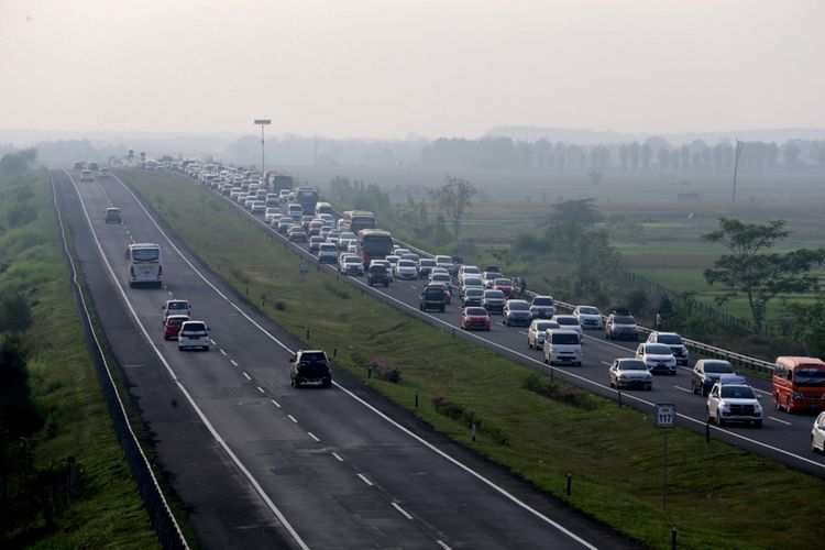 Kepadatan arus balik kendaraan mudik lebaran terlihat di Tol Cipularang-Palimanan menuju Jakarta, Jumat (30/6/2017). Kepadatan volume kendaraan terlihat di ruas jalan tol km 86 hingga km 138. 
