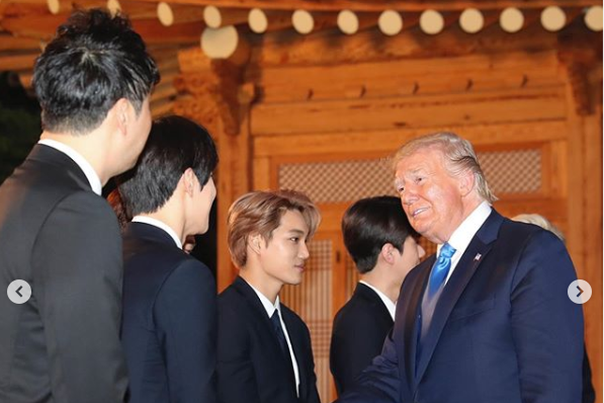 Boyband Korea EXO saat berjabat tangan dengan Presiden AS Donald Trump, di Korea Selatan, beberapa waktu lalu. 