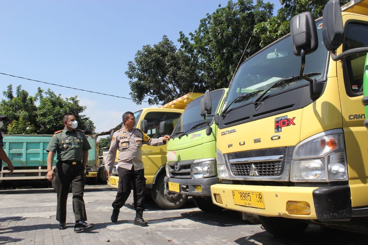 Kapolres Lumajang AKBP Dewa Putu Eka Dermawan saat mengumumkan barang bukti dari tambang ilegal di Mapolsek Sumbersuko, Kamis (1/9/2022)