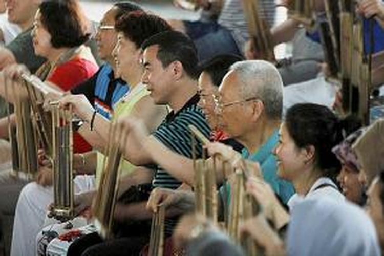 Para wisatawan asing ikut bermain angklung di Saung Angklung Udjo.