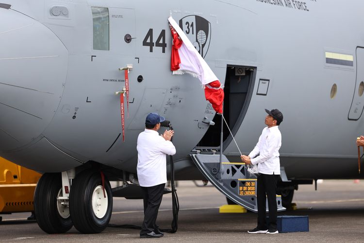 Presiden Joko Widodo (Jokowi) menyaksikan penyerahan secara simbolis empat pesawat C-130J Super Hercules dari Menteri Pertahanan (Menhan) Prabowo Subianto kepada Kepala Staf Angkatan Udara (KSAU) Fadjar Prasetyo di Terminal Selatan, Lanud Halim Perdanakusuma, Jakarta, Rabu (24/1/2024).
