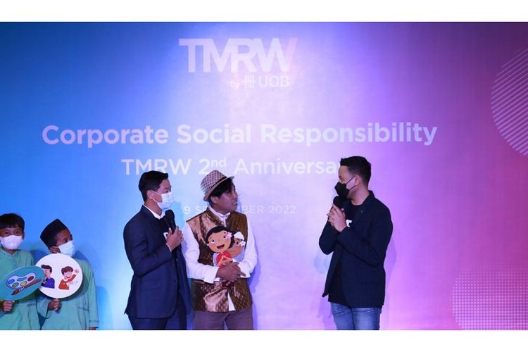 Head of TMRW and Group Digital Banking UOB Kevin Lam (kiri) dan Marketing Head UOB Indonesia Arief Tjakraamidjaja (kanan) memberikan literasi keuangan kepada siswa siswi SDN Kampung Bali 01.