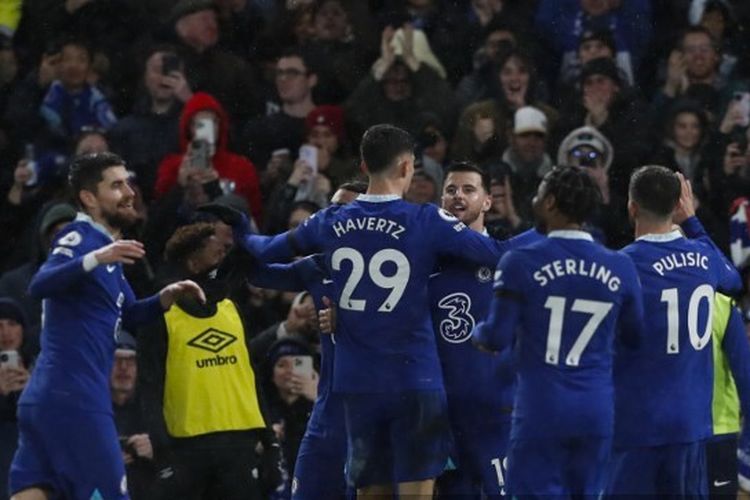 Para pemain Chelsea merayakan gol Mason Mount (tengah) ke gawang Bournemouth pada laga pekan ke-17 Liga Inggris 2022-2023 di Stadion Stamford Bridge, Rabu (28/12/2022) dini hari WIB. Gol Mount memastikan Chelsea menang 2-0 atas Bournemouth. Artikel ini berisi prediksi Chelsea vs Leeds. Artikel ini berisi link live stereaming Chelsea vs Nottingham Forest.