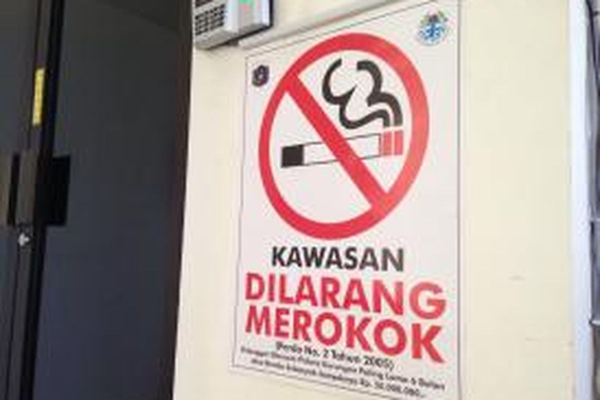 Poster larangan merokok yang ditempel di Kantor Kecamatan Pesanggrahan, Jakarta Selatan, Kamis (9/7/2015). Peraturan ini sesuai dengan Perda DKI Nomor 2 Tahun 2005. Bagi pelanggar, akan dikenakan pidana kurungan maksimal enam bulan dan denda maksimal Rp 50 juta. 