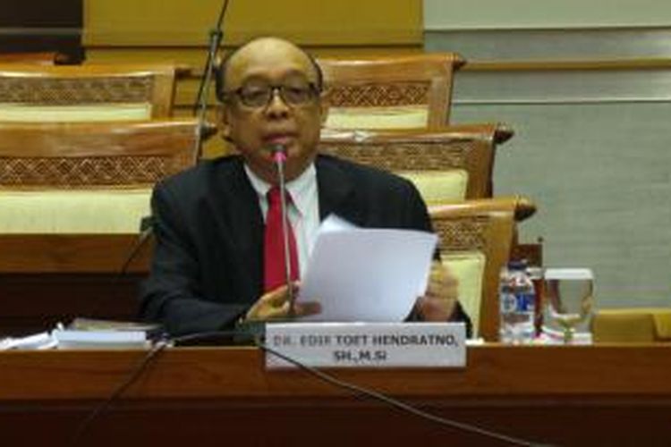Calon hakim konstitusi Eddie Toet Hendratno saat mengikuti uji kelayakan dan uji kepatutan di Komisi III DPR, Jakarta, Senin (3/3/2014).