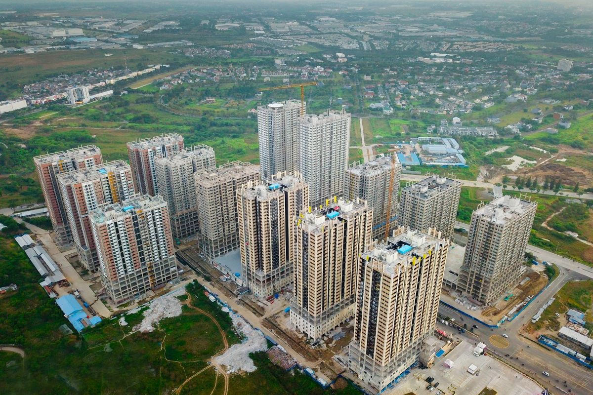 Menara-menara Meikarta yang telah mencapai tahap topping off