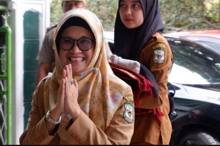 Foto: Wali Kota Pematang Siantar Susanti Dewayani di sela sela menyerahkan bantuan tali asih kepada Badan Kenaziran Masjid Al-Jihad, Jalan Melati, Kelurahan Simarito, Kecamatan Siantar Barat, Kota Pematang Siantar, Senin 27 Maret 2023. | Dokumentasi Pemko Pematang Siantar.