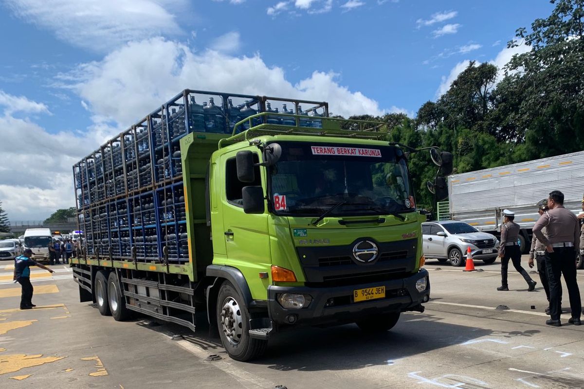 Ilustrasi truk ODOL saat olah TKP di Gerbang Tol Ciawi 2 pada Rabu (5/2/2025).