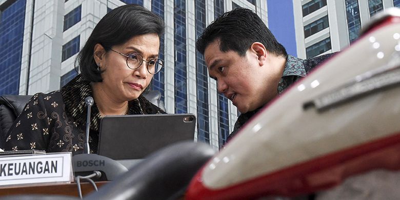 Menteri Keuangan Sri Mulyani (kiri) berbincang dengan Menteri BUMN Erick Thohir aat konferensi pers terkait penyelundupan motor Harlery Davidson dan sepeda Brompton menggunakan pesawat baru milik Garuda Indonesia di Kementerian Keuangan, Jakarta, Kamis (5/12/2019). Direktorat Jenderal Bea dan Cukai Kemenkeu berhasil mengungkap penyelundupan sepeda motor Harley Davidson pesanan Direktur Utama PT Garuda Indonesia Tbk, I Gusti Ngurah Askhara dan dua sepeda Brompton beserta aksesorisnya menggunakan pesawat baru Airbus A330-900 Neo milik Garuda Indonesia.