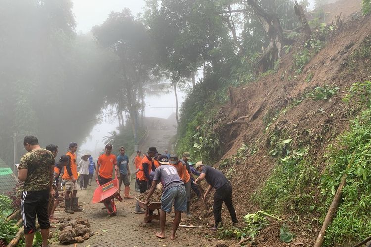 Hujan intensitas tinggi membuat sejumlah kawasan di Magetan mengalami longsor. Tiga rumah di Desa Gonggang sempat tertimpa material longsoran yang terjadi Hari Jumat dan Sabtu malam yang membuat akses jalan desa tertutup material longsoran.