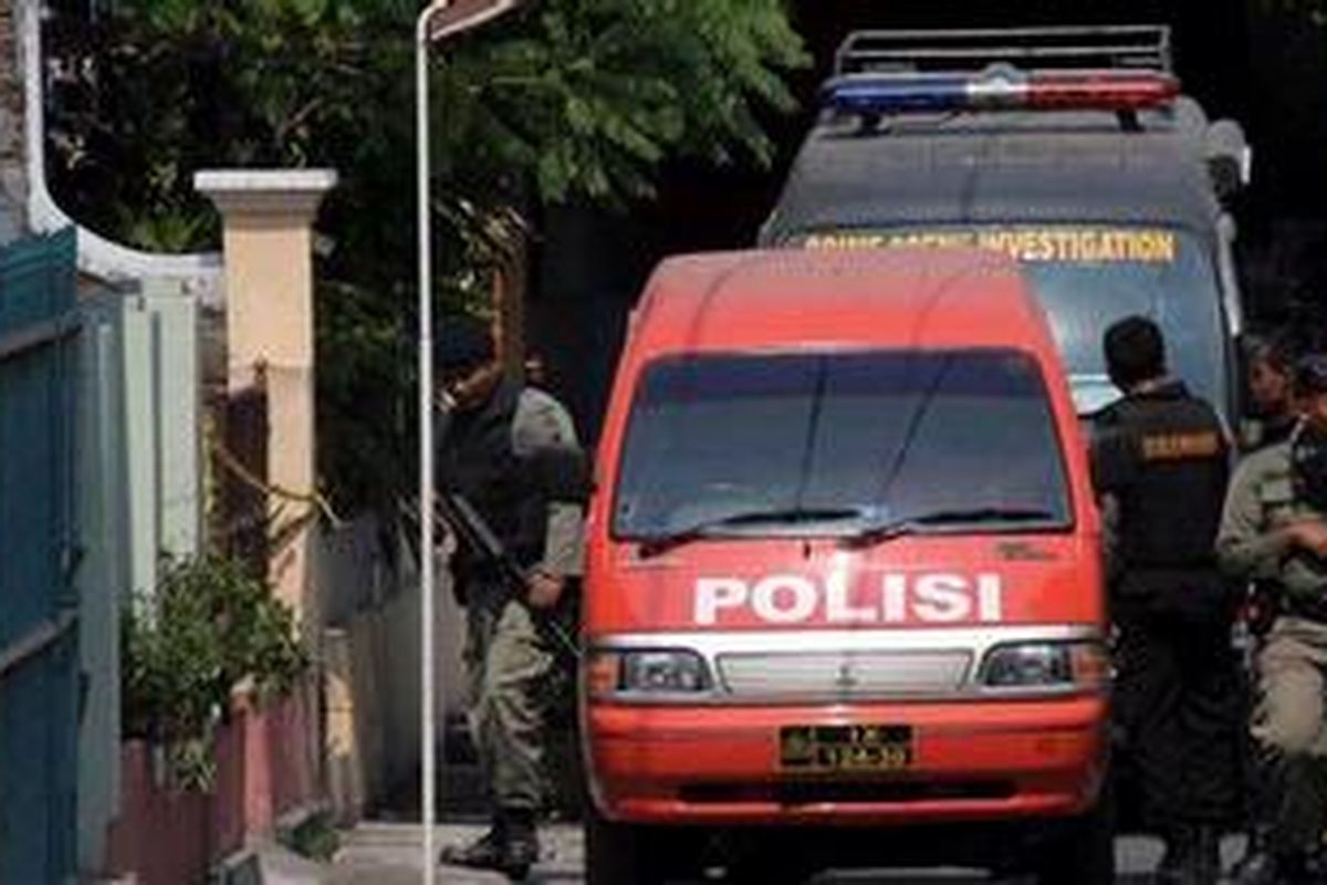 Berjaga-Puluhan petugas kepolisian berjaga di dekat pintu masuk menuju rumah Midi (43) alias Chomaedi di Kampung Griyan, Pajang, Laweyan, Solo, Jawa Tengah, Sabtu (22/9/2012). Di rumah Midi ditemukan sejumlah bom siap ledak yang kemudian diledakkan oleh Tim Penjinak Bahan Peledak dari Kepolisian. Terdengar lima kali ledakan dari arah rumah Midi yang menyebabkan sebagian besar bagian dalam rumah rusak. Midi dan sejumlah orang lainnya ditangkap di Kota Solo sejak Sabtu dinihari. Dari rumah beberapa orang di antaranya ditemukan bom siap ledak dan bahan peledak. 