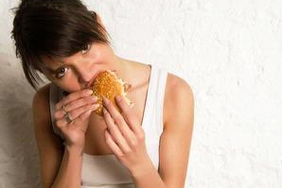 Makanlah makanan ringan tiap 4 atau 5 jam, namun perhatikan apa yang Anda makan.