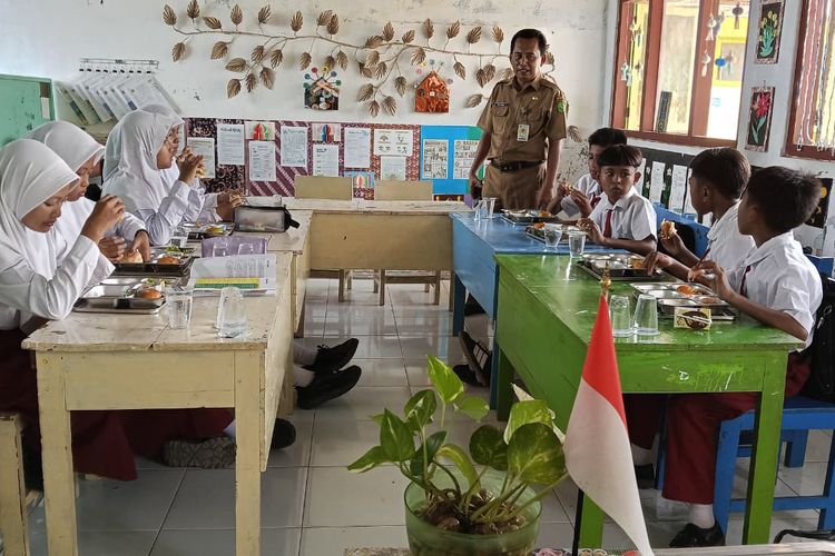 Saat para siswa di salah satu sekolah di Kecamatan Gayam, Pulau Sepudi, Sumenep, Jawa Timur, menikmati menu MBG. 