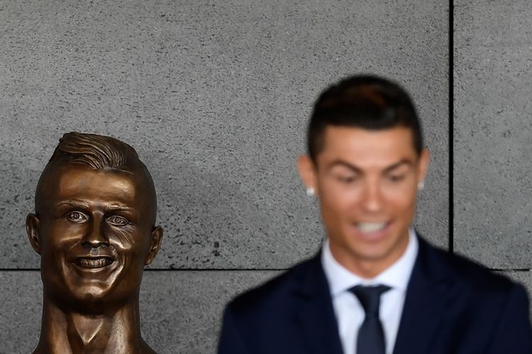 Portuguese footballer Cristiano Ronaldo stands beside a bust presented during a ceremony to rename Patung Cristiano Ronaldo di bandara Madeira, Funchal, Pulau Madeira, pada 29 Maret 2017. Bandara Madeira, tempat kelahiran bintang Portugal Cristiano Ronaldo, berganti nama sang pemain sebagai bentuk penghormatan atas prestasi yang diraihnya bersama klub dan juga timnas setelah Portugal juara Piala Eropa 2016.