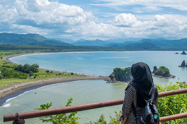 Teluk Love di Pantai Payangan, Jember yang unik dan romantis.