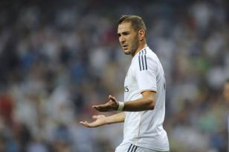 Reaksi striker Real Madrid, Karim Benzema, saat melawan Real Betis di pekan pertama La Liga, Minggu (18/8/2013).