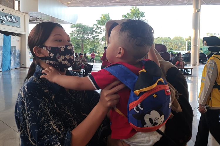 Seorang ibu, mantan Pekerja Migran Indonesia (PMI) dari Hong Kong berhasil bertemu kembali dengan anaknya setelah terpisah selama 10 bulan.