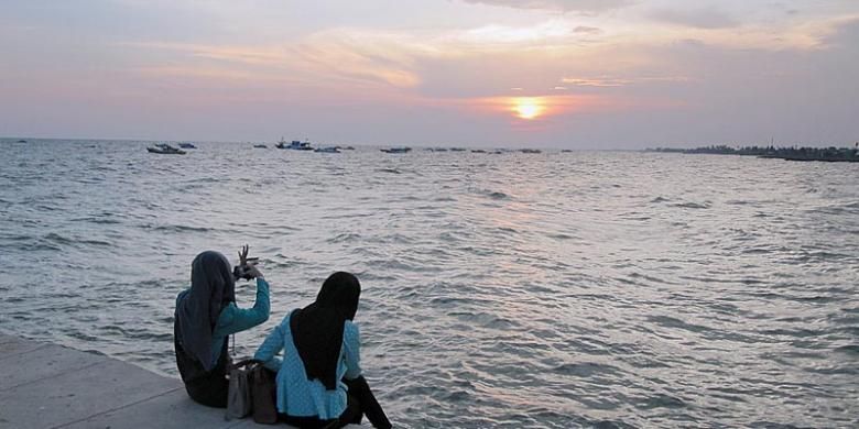 Menanti sang surya kembali ke peraduan di Pantai Pagatan, Kabupaten Tanah Bumbu, Kalimantan Selatan, Minggu (9/11/2014).
