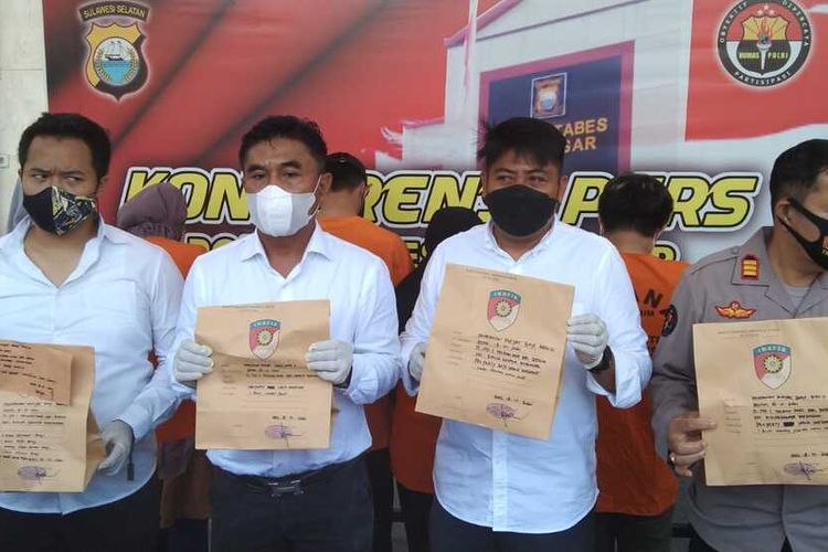 Mantan pekerja sukarela kesehatan di Puskesmas Pacerakkang, Makassar berinisial WD nekat mencetak sertifikat vaksin Covid-19 palsu. WD dan pacarnya FT akhirnya diamankan oleh aparat kepolisian.