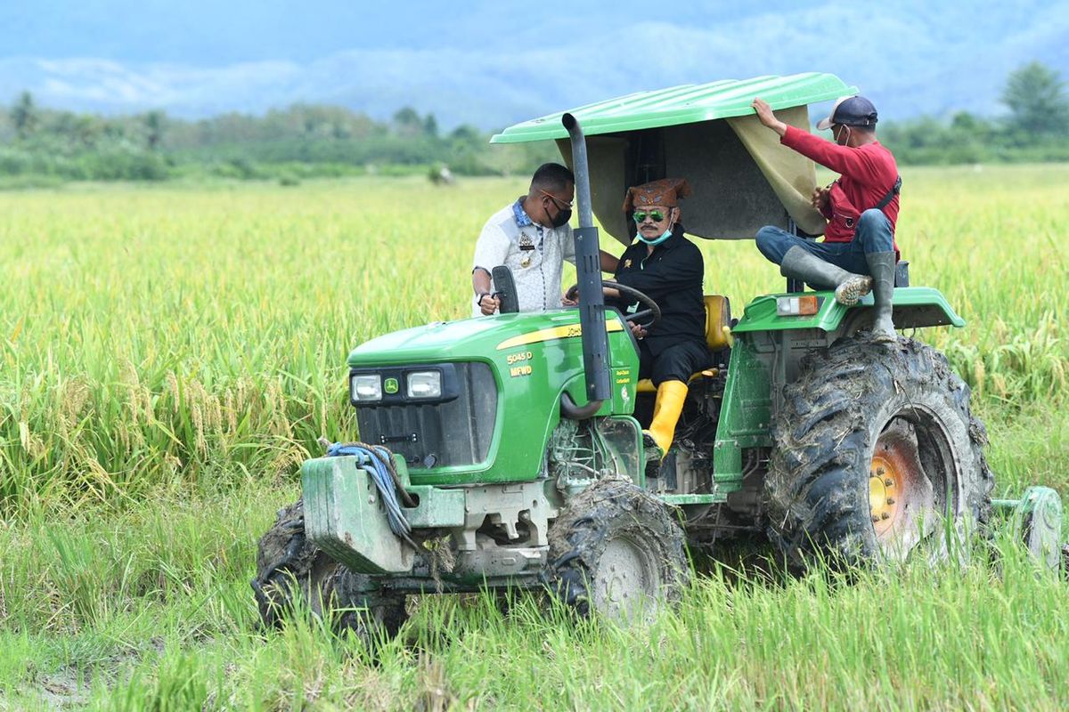 Menteri Pertanian Syahrul Yasin Limpo menjajal traktor dalam salah satu kesempatan.