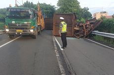 Truk Trailer Terbalik di Km 0 Cawang Interchange, Lalu Lintas Tanjung Priok-Cikampek Macet Parah