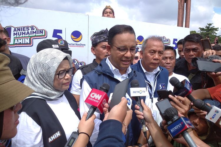 Capres Anies Baswedan usai melakukan kampanye akbar di Lapangan Tegallega, Kota Bandung, Jawa Barat, Minggu (28/1/2024).