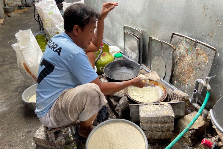 Arif, pemasak kulit lumpia milik Sukarsipah dan Kusno.