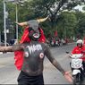 Cerita Relawan Berpenampilan Banteng, Badan Dicat Hitam demi Dukung Eri-Armuji