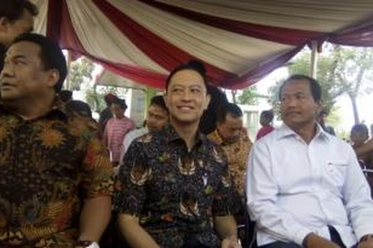 Menteri Perdagangan Thomas Lembong (tengah)