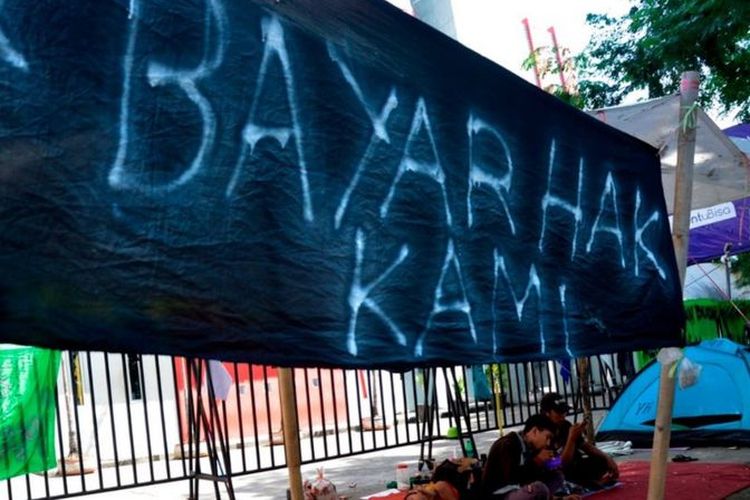 Sejumlah korban Pemutusan Hubungan Kerja (PHK) mendirikan tenda dan bermalam sebagai bentuk protes di depan kantornya, Makassar, Sulawesi Selatan (09/07).