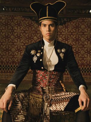 Detail style prewedding Syifa Hadju dan El Rumi tampil elegan dalam nuansa royal Jawa, dari kebaya klasik hingga aksesori emas yang berkelas.
