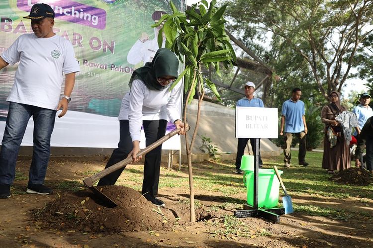 Bupati Blitar Hj Rini Syarifah saat melakukan penanaman pohon di Peringatan Hari Lingkungan Hidup Sedunia Tahun 2024.