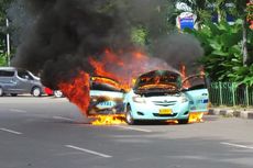 Sebuah Taksi Terbakar di Depan Gedung Kemenpora