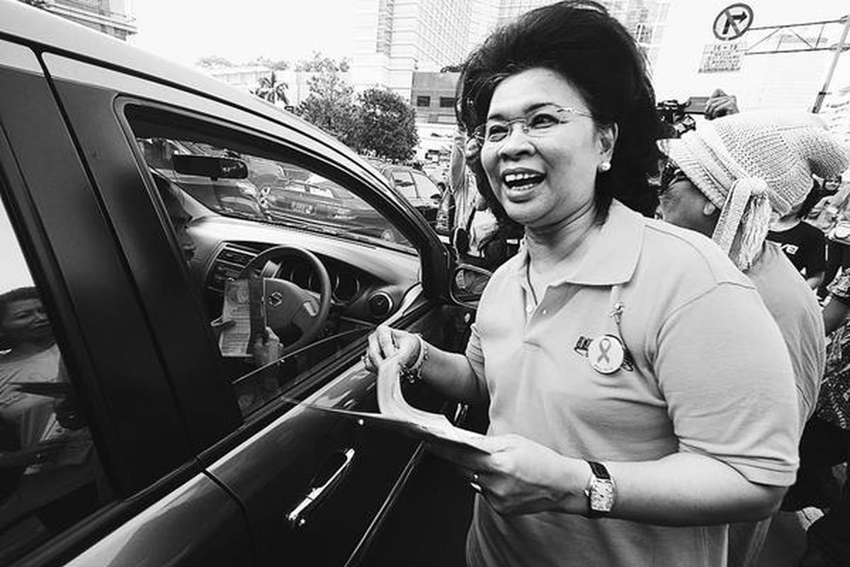  Menteri Pemberdayaan Perempuan dan Perlindungan Anak Linda Amalia Sari  membagi brosur pencegahan kanker payudara sejak dini kepada pengguna jalan pada kampanye Deteksi Dini Kanker Payudara di Bundaran Hotel Indonesia, Jakarta, Sabtu (15/10). Kampanye tersebut untuk memperingati Bulan Kanker Payudara Sedunia.