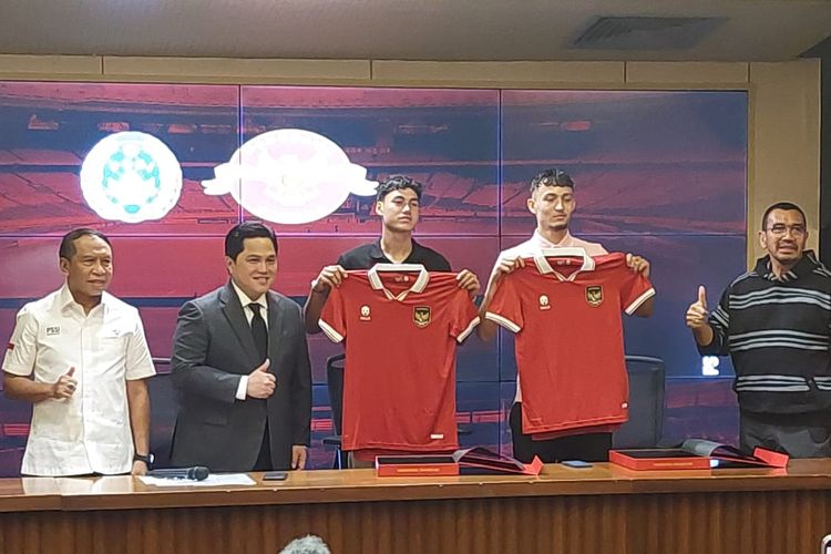 Ivar Jenner dan Rafael Struick dalam konferensi pers bersama Ketua Umum PSSI Erick Thohir dan Waketum PSSI Zainudin Amali di Stadion Utama Gelora Bung Karno, Rabu (24/5/2023). 