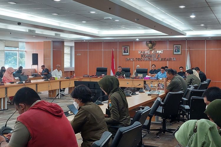 Suasana saat Komisi A DPRD DKI Jakarta menggelar rapat koordinasi dengan Dinas Komunikasi, Informatika, dan Statistik (Diskominfotik) DKI Jakarta serta Satpol PP DKI Jakarta di Gedung DPRD DKI Jakarta, Selasa (17/1/2023).