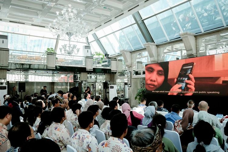 Menprekraf Sandiaga Uno bersama Wamenparekraf Angela Tanoesoedibjo dan Staf Khusus Presiden Angkie Yudistia meluncurkan aplikasi Productive+ di Azalia Hall, Jakarta Pusat, Jumat (1/3/2024).