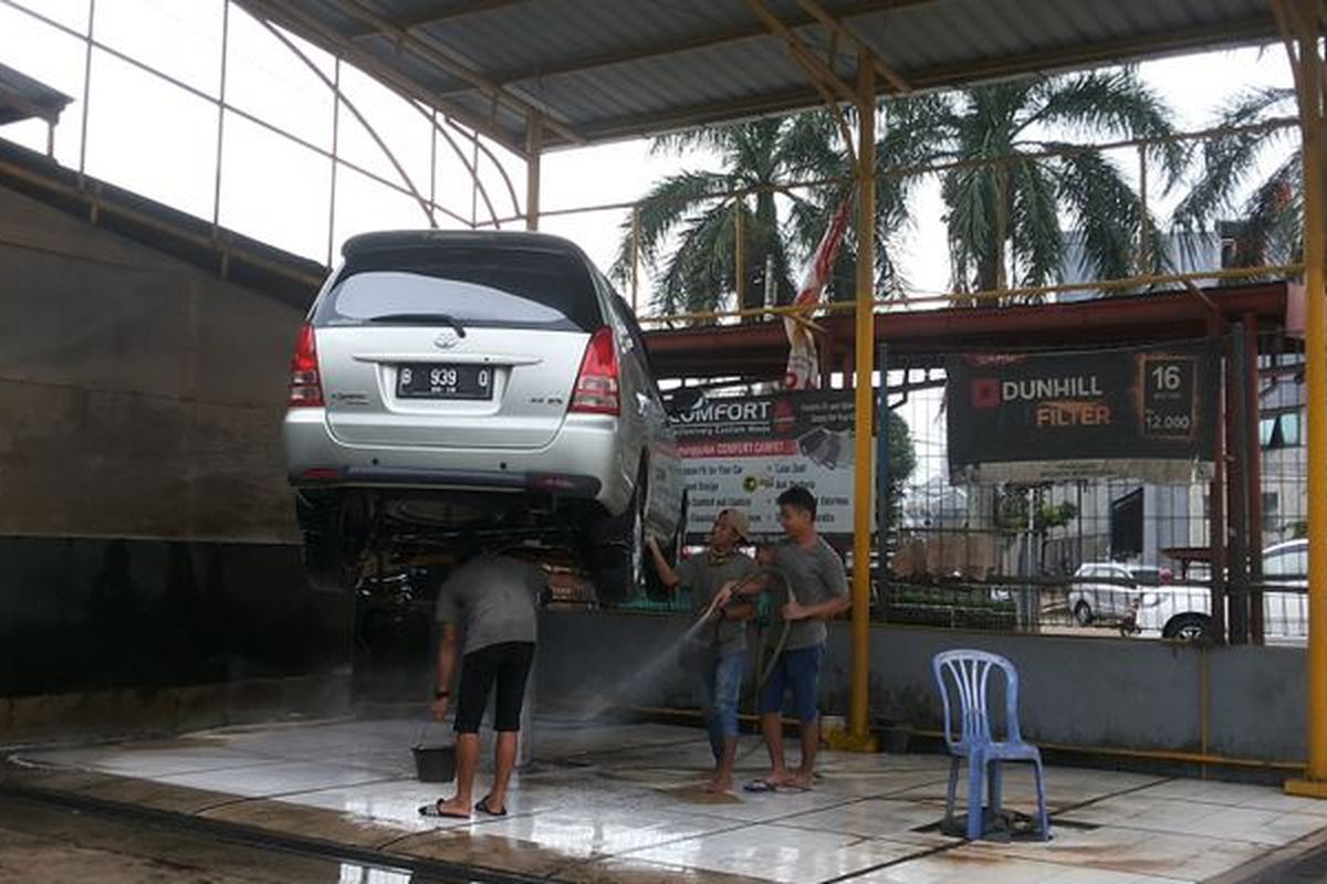 Suasana di salah satu layanan cuci mobil steam hidrolik yang ada di Depok,
