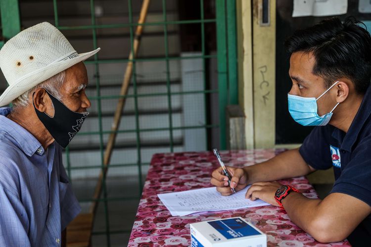 Warga mengikuti rapid test massal yang digelar di SD Negeri 01-03 Petamburan, Tanah Abang, Jakarta Pusat, Selasa (24/11/2020). Total warga Petamburan yang ikut uji rapid test massal dari Polda Metro Jaya ini berjumlah 273 warga. Dari jumlah itu, hanya 5 yang dinyatakan reaktif Covid-19.